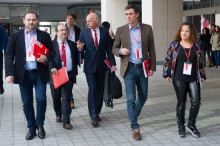 El president de la Internacional Socialista, Yorgos Papandréu, amb el primer secretari del PSC, Miquel Iceta, i el secretari general del PSOE, Pedro Sánchez