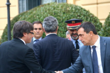 Carles Puigdemont, president de la Generalitat, saluda Pere Soler, director general de la Policia de Catalunya