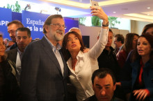 Imatge de Mariano Rajoy fent-se una fotografia amb una simpatitzant a l'inici de l'acte