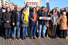 Foto de família amb alcaldes i regidors d'ERC en la cloenda de l'acte 'El món local amb la democràcia'