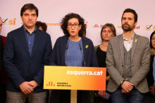 Pla mig de la secretària general d'Esquerra, Marta Rovira, intervenint a la sala de premsa del partit al costat de Sergi Sabrià i Roger Torrent