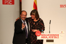Pla mig del candidat del PSC el 21-D, Miquel Iceta, amb la bruixa de la sort que li ha entregat l'alcaldessa de l'Hospitalet de Llobregat, Núria Marín