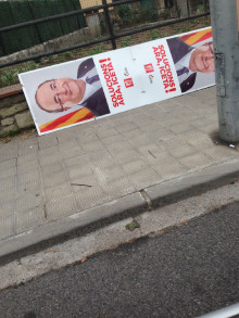 Imatge dels cartells electorals del PSC al terra