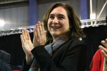 Pla curt d'Ada Colau aplaudint i somrient en un míting de Catalunya en Comú-Podem