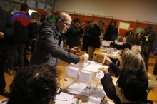 Un home vota a l'obertura dels col·legis electorals, a Barcelona