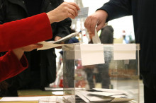 Un home vota al col·legi La Farigola de Barcelona