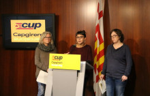 Roda de premsa del grup CUP-Capgirem Barcelona a l'Ajuntament, amb les regidores Maria Rovira, Maria José Lecha i Eulàlia Reguant