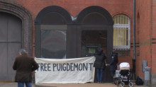 Pla general del 25 de març del 2018 de la pancarta amb el lema en anglès 'Llibertat Puigdemont'