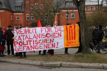 Cartell en alemany on s'hi llegeix 'Llibertat pels presos polítics catalans' en alemany