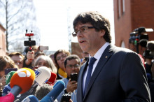 Primer pla de Carles Puigdemont dirigint-se a la premsa congregada a les portes de la presó de Neumünster
