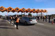 Pla obert de l'acció del CDR al peatge del Vendrell, amb diversos participants obrint pas als cotxes