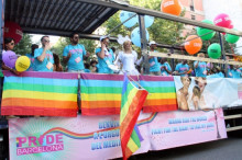 Una carrossa desfilant pel centre de Barcelona durant el dia de l'orgull gai