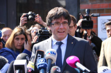 El president destituït Carles Puigdemont durant la seva declaració a la premsa després de sortir de la presó