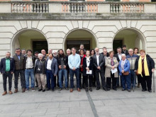 Diversos càrrecs i ex càrrecs electes del Baix Llobregat i l'Hospitalet després de la lectura de la declaració a favor d'un front unitari en defensa de la democràcia