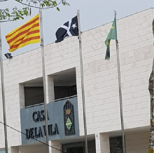 La bandera negra, penjada davant l'Ajuntament d'els Pallaresos