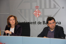 Imatge de la presidenta de la Comissió d'Economia i Hisenda de l'Ajuntament de Barcelona, Carina Mejías, al costat del tinent d'alcalde de l'Ajuntament de Barcelona, Gerardo Pisarello