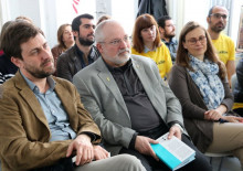 Pla general amb Toni Comín, Lluís Puig i Meritxell Serret al recital literari a Brussel·les el 4 de maig del 2018