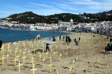 Pla general de la platja del Port de la Selva plena de creus grogues aquest dissabte 31 de març de 2018
