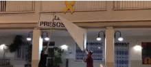 Membres de 'Brigada Penedès' arrencant la pancarta per la llibertat dels presos polítics