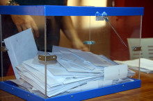 Foto de l'urna amb tots els vots de la consulta popular sobre el toc de campanes nocturn a Xerta abans d'obrir-se per al recompte
