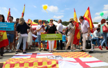 Imatge d'una assistent a la concentració amb una gran bandera de Tabàrnia aquest 17 de juny de 2018 a Sant Andreu de la Barca