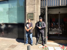 Pla obert de Jordi Pesarrodona davant de Governació el passat 20 de setembre de 2017 amb un nas de pallasso al costat d'un guàrdia civil