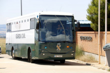 Pla obert on es pot veure l'autobús de la Guàrdia Civil que trasllada quatre dels polítics independentistes empresonats al Centre Penitenciari de Zuera