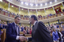Pla mig de Mariano Rajoy i Pedro Sánchez donant-se la mà després de la votació de la moció de censura aquest 1 de juny del 2018