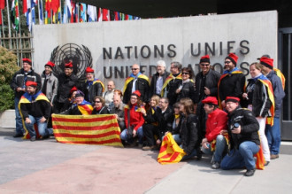 Un grup d'independentistes es fotografien a les portes de la seu de la ONU a Ginebra