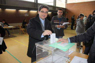 El cap de llista del PP a Girona, Enric Millo, dipositant el seu vot