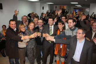 El candidat de CiU per Lleida, Albert Batalla, brinda amb la resta de diputats lleidatans