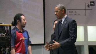 Barack Obama de visita al Japó i rebut per un enginyer japonès expert en robòtica amb la samarreta del Barça