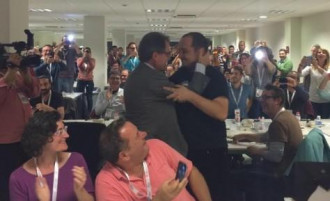 Abraçada entre David Fernández i el president Mas