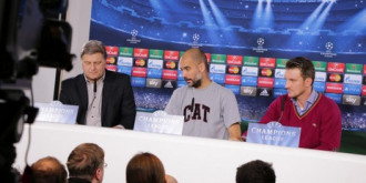 Pep Guardiola amb un CAT a la samarreta a la roda de premsa oficial de la Champions