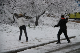 Dos joves de Prat de Comte (Terra Alta) jugant a tirar-se boles de neu aprofitant que no han pogut arribar a l'IES de Gandesa