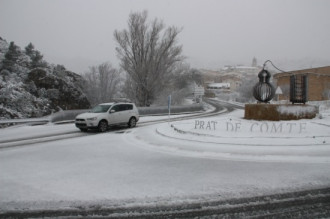 Rotonda d'entrada al poble de Prat de Comte (Terra Alta), nevada