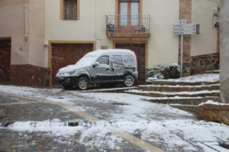 Un cotxe amb neu a Prat de Comte.