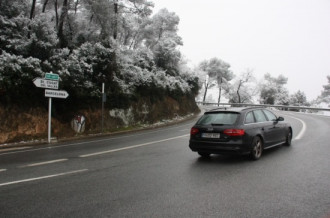 Una imatge de la Carretera de La Rabassada, enfarinada per la nevada
