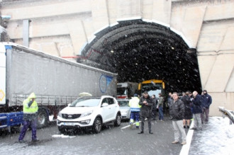 Persones fora del cotxe a la sortida del túnel del Bruc