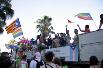Milers de persones reivindiquen els drets del col•lectiu LGTBI pels carrers de Barcelona en un ambient festiu