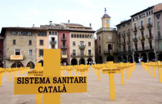L'ANC inicia la campanya d'estiu a Vic amb un cementiri de 400 creus que dóna per mort el sistema sanitari català