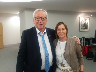 Trobada de la presidenta Carme Forcadell amb un Juncker “descorbatat”