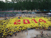 Més de 1.500 persones han pres part en el mosaic reivindicatiu que s'ha fet al parc de la Devesa de Girona, on s'ha representat un número, el 2014, fet amb els colors de la senyera (horitzontal)