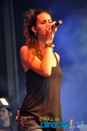 La cantant de Kòdul, Mariona Garcia, a l'Acampada Jove 2012