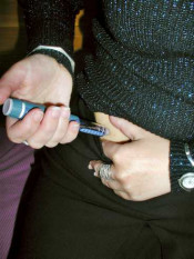 diabetis punxada agulla injeccio