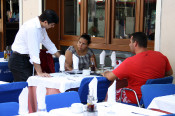 cambrer hosteleria camarero cambrera servei