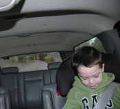 nen conduint volant cotxe 