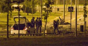 Agents de la policia rastregen la zona de l'explosió