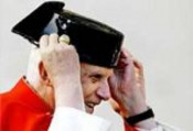 Benet XVI tricorni