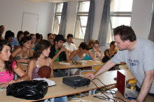 universitat catalana estiu calor joves classe